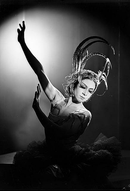 Valentina Blinova in L'Oiseau de feu [The Firebird], Ballets Russes, Sydney, 1936-1937 / Max Dupain